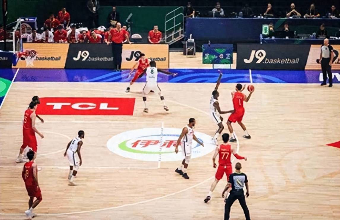 穆雷28+5约基奇26+14+8掘金终结勇士5连胜　NBA圣诞大战，勇士客场对阵掘金。